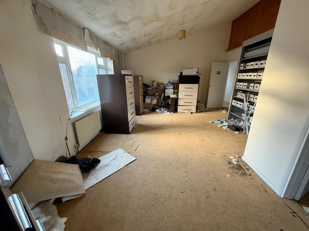 Lot: 58 - DOCTORS SURGERY WITH VACANT UPPER PARTS OFFERING POTENTIAL - Room two